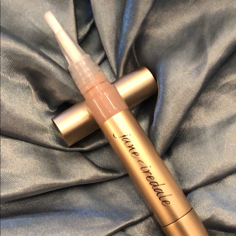 Medium-dark under eye concealer No. 5